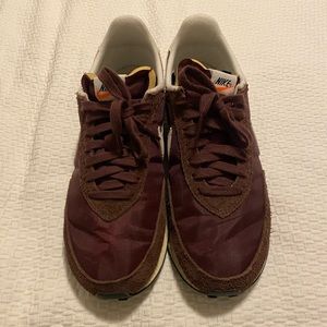 Nike Waffle Trainer SE men’s 9 burgundy
